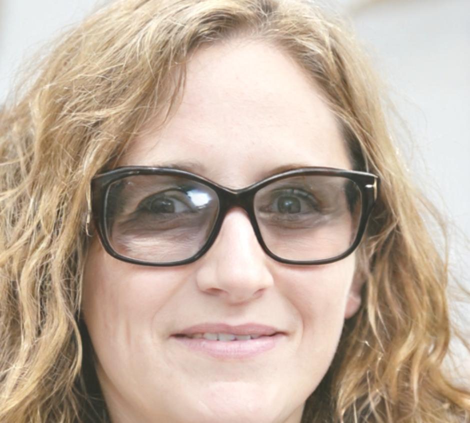 Sarah Mitchell - Educadora Financiera Principal